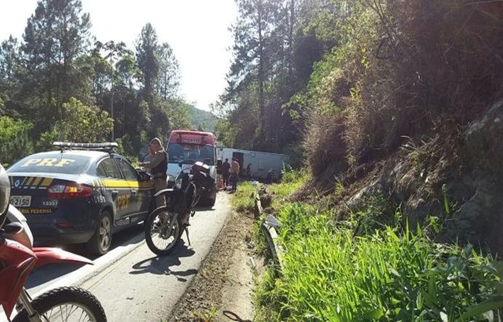 Ir para  <p>Duas pessoas morreram em acidente por volta das 8h30min desta sexta-feira na BR 282 em &Aacute;guas Mornas, Santa Catarina. De acordo com a Pol&iacute;cia Rodovi&aacute;ria Federal (PRF), um &ocirc;nibus, com placas de...